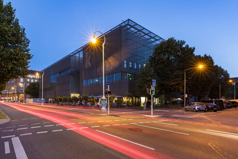 Deutschland, Mannheim, Blick auf die neu gebaute Kunsthalle zur blauen Stunde - WD05019