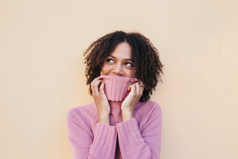 Porträt einer jungen Frau mit rosa Pullover - LOTF00041