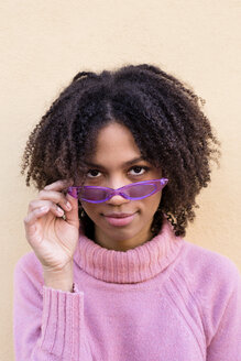 Porträt einer jungen Frau mit rosa Rollkragenpullover und lila Sonnenbrille - LOTF00043