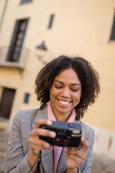 Porträt einer lachenden jungen Frau, die in die Kamera schaut - LOTF00049