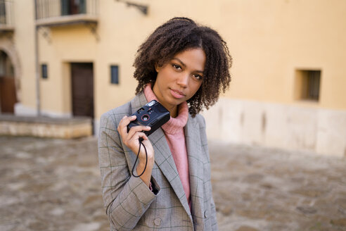 Porträt einer jungen Frau mit Kamera - LOTF00050