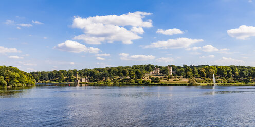 Deutschland, Brandenburg, Potsdam, Babelsberg, Havel, Park Babelsberg und Schloss Babelsberg - WDF05023