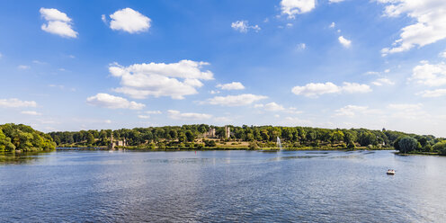 Deutschland, Brandenburg, Potsdam, Babelsberg, Havel, Park Babelsberg und Schloss Babelsberg - WDF05024