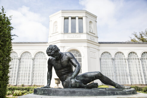 Deutschland, Rügen, Putbus, Statue Sterbender Gallier vor der Orangerie - MAMF00300