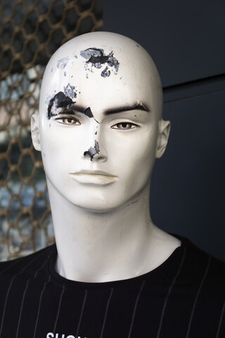 Beschädigter Kopf einer männlichen Schaufensterpuppe, lizenzfreies Stockfoto