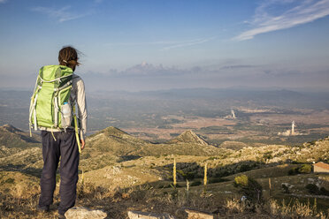 Greece, Peloponnese, Arcadia, Lykaion, man enjoying the view from mountain Profitis Ilias - MAMF00329