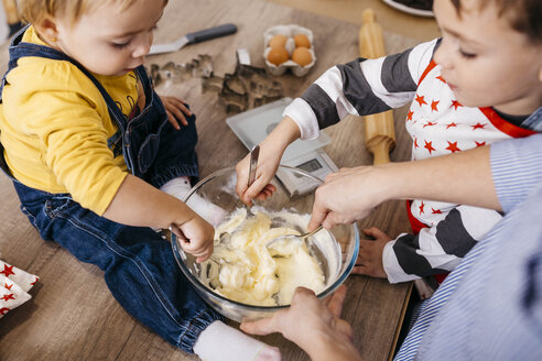 Mutter und Kinder bereiten gemeinsam Teig vor - JRFF02332