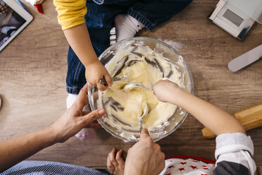 Mutter und Kinder bereiten gemeinsam Teig vor, Teilansicht - JRFF02334