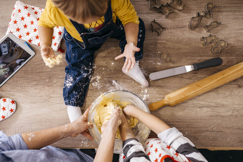 Mutter und Kinder bereiten gemeinsam Teig vor - JRFF02339