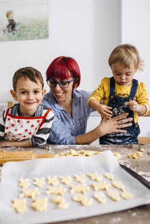 Mutter backt Kekse mit ihren Kindern - JRFF02349