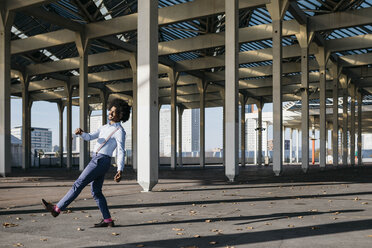 Spain, Barcelona, happy man dancing in the city - JRFF02427