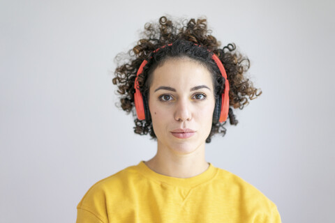 Porträt einer Frau mit Kopfhörern, lizenzfreies Stockfoto