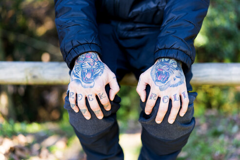 Man with tattooed hands, close-up - XCF00187