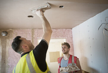 Bauarbeiter beim Verputzen der Decke - HOXF04268