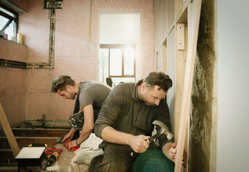 Bauarbeiter, die im Haus arbeiten - HOXF04269