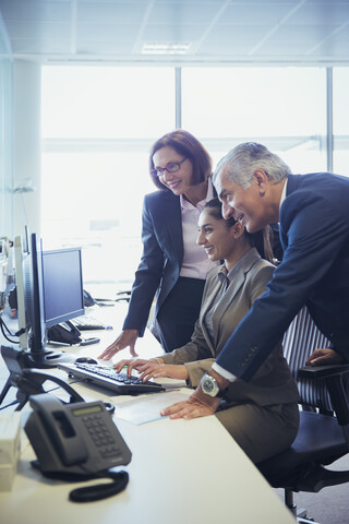 Geschäftsleute arbeiten am Computer im Büro, lizenzfreies Stockfoto