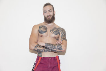 Porträt selbstbewusster, cooler männlicher Hipster mit nackter Brust und Tattoos - CAIF22423