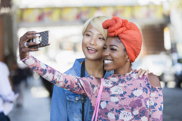 Glückliche junge Frauen nehmen Selfie mit Kamera-Handy - CAIF22475