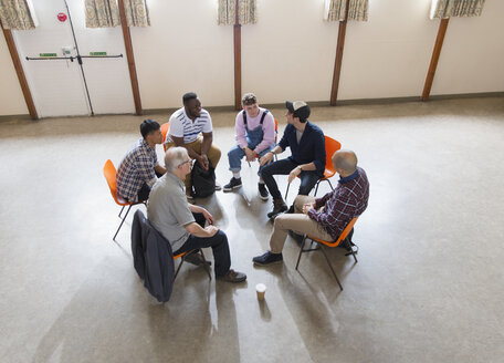 Männer im Gespräch im Gruppentherapiekreis - CAIF22516