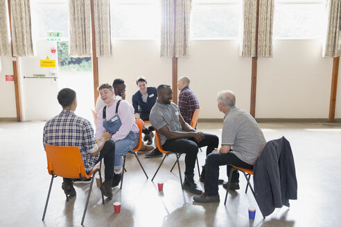 Männer sprechen in der Gruppentherapie im Gemeindezentrum - CAIF22526