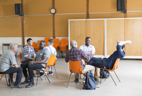 Männer sprechen in der Gruppentherapie im Gemeindezentrum - CAIF22539