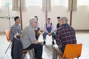 Männer im Gespräch im Gruppentherapiekreis - CAIF22541