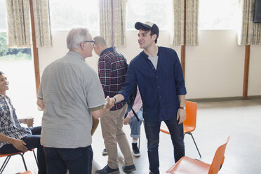 Männer beim Händeschütteln in der Gruppentherapie - CAIF22546