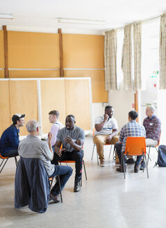 Männer sprechen in der Gruppentherapie im Gemeindezentrum - CAIF22553