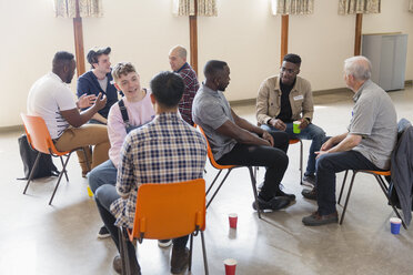 Männer sprechen in der Gruppentherapie im Gemeindezentrum - CAIF22556