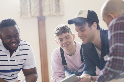 Männergespräche in der Gruppentherapie, lizenzfreies Stockfoto