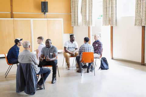 Männergespräche in der Gruppentherapie, lizenzfreies Stockfoto