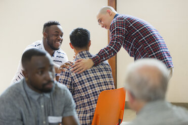 Männer reden, trösten in der Gruppentherapie - CAIF22576