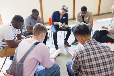 Männer lesen und diskutieren in der Gebetsgruppe über die Bibel - CAIF22586