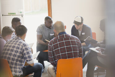 Männer lesen und diskutieren in der Gebetsgruppe im Kreis über die Bibel - CAIF22601