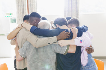 Männer stehen in einer Gebetsgruppe zusammen - CAIF22602
