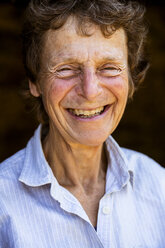 Portrait of smiling senior woman, looking at camera. - MINF09840