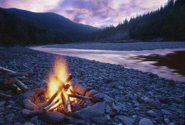 Lagerfeuer am Ufer des South Fork of the Flathead River in der Bob Marshall Wilderness Area in Montana, USA - MINF09906