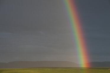 Ein Regenbogen über den Weizenfeldern im Nordosten von Oregon, USA - MINF09914