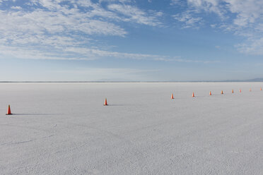 Verkehrskegel markieren die Rennstrecke auf den Salt Flats in der Abenddämmerung - MINF09987