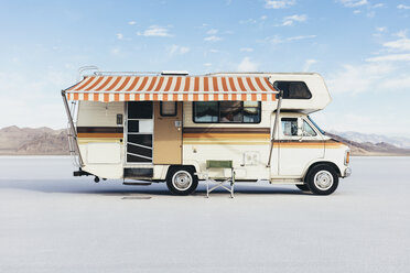 Vintage Dodge Sportsman Wohnmobil mit gestreiftem Vordach auf Salt Flats geparkt - MINF09993