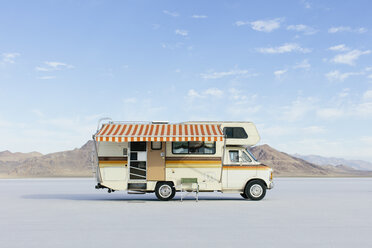 Vintage Dodge Sportsman Wohnmobil mit gestreiftem Vordach auf Salt Flats geparkt - MINF09995