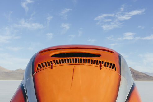 Orangefarbener VW-Käfer auf den Salt Flats geparkt - MINF09996