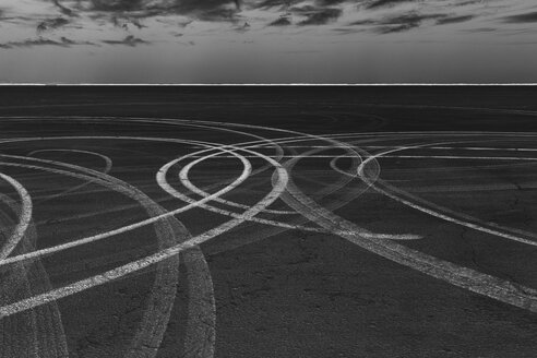 Monochromes, invertiertes Bild von Reifenspuren auf den Salt Flats in der Morgendämmerung - MINF10007