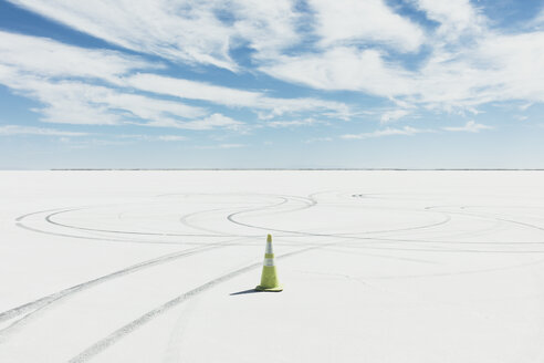 Verkehrskegel markieren die Rennstrecke auf den Salt Flats - MINF10008