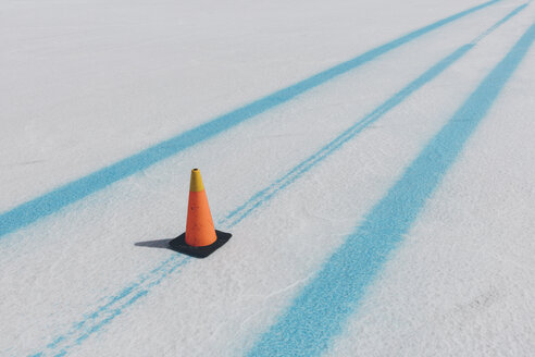 Verkehrskegel und blaue Farbe markieren die Rennstrecke auf den Salt Flats - MINF10010