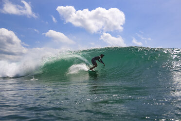 Indonesien, Bali, Kuta, Surfer - KNTF02596