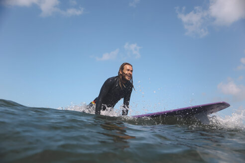 Indonesien, Bali, Canggu, Surfer auf Surfbrett - KNTF02601