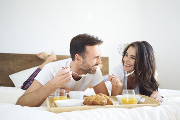 Glückliches Paar beim Frühstück im Bett - BSZF00834