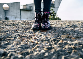 Mädchen trägt Stiefel mit Blumenmuster - MGOF03932