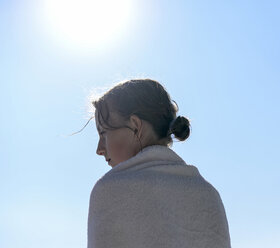 Profil eines Mädchens im Gegenlicht, eingewickelt in ein Handtuch - BFRF01960
